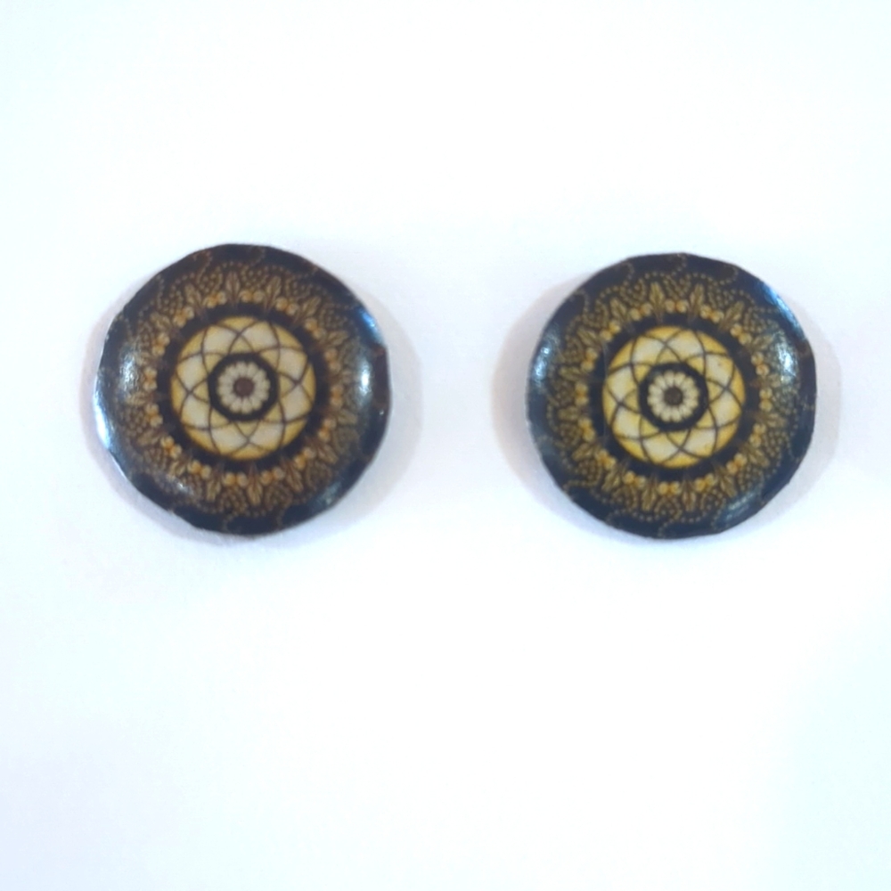 Geometric design post earrings